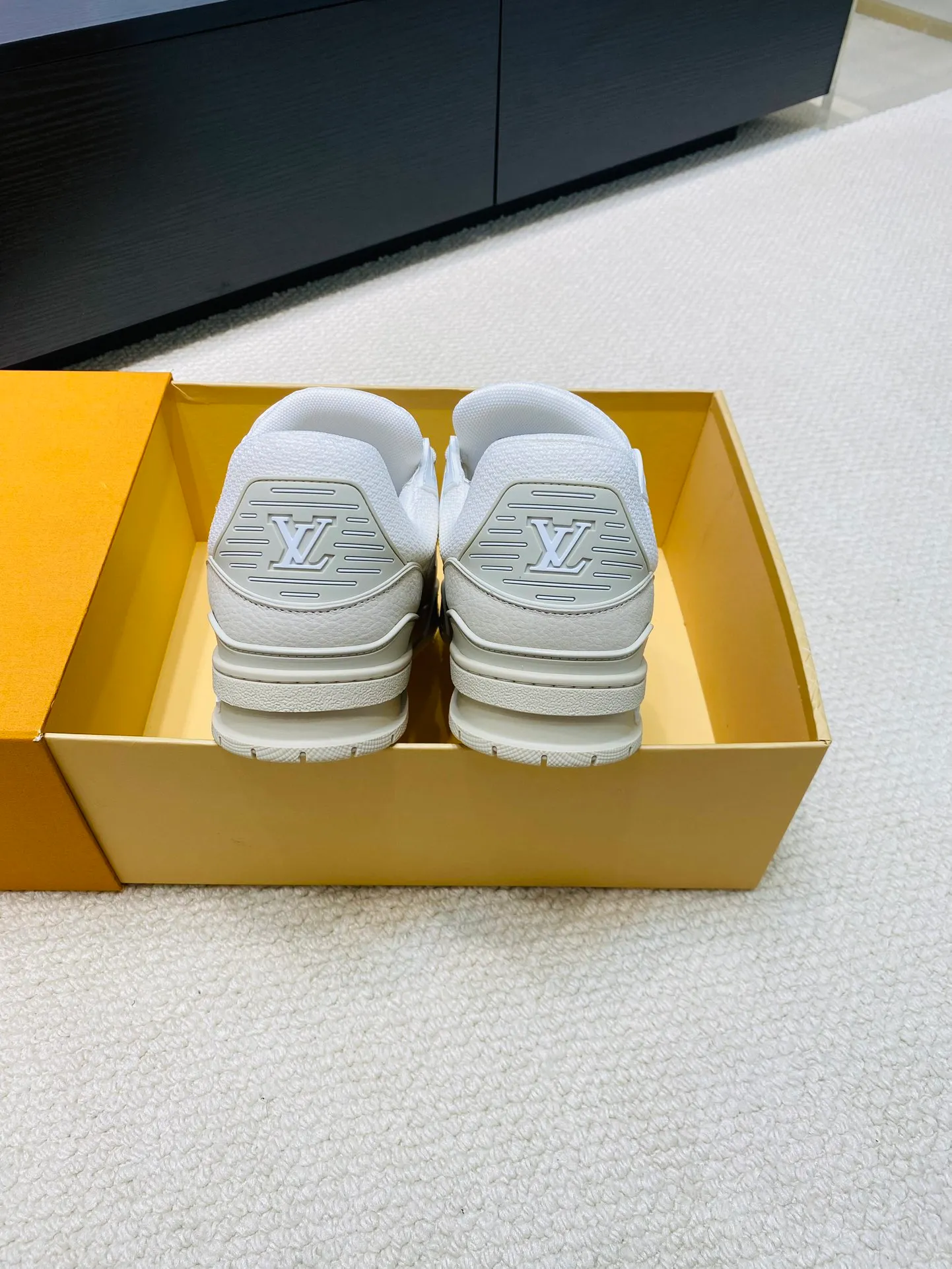 👟👟Ex-factory price 800👟👟 💰💰💰 Hot style 🆕🆕🆕𝙇𝙑 LV Louis Vuitton L House Donkey Brand Trainer Series Couple Style Casual Sports Shoes Skateboard Shoes Original Purchase Development Production Production This pair of LV Trainer sneakers are made of a blend of technical materials with waterproof properties. The meticulously crafted upper is notable for its many signature details, including Louis Vuitton and #54 in script, referencing the year 1854. Exquisite packaging at the delivery counter🛍📦 ▪️Fabrics: Original customized imported cowhide ▪️Inner lining: Original customized breathable mesh ▪️Outsole: Original open-molded non-slip TPU combination outsole ▪️Sole thickness: 3 cm ▪️Size: Women's 35-41 / Men's 38-46